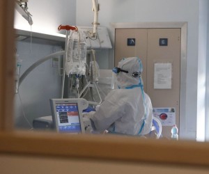 epa09657065 A Health worker wearing overall and protective mask at work in the intensive care unit of the hospital of Cremona amid the Covid-19 coronavirus pandemic, in Cremona, northern Italy, 26 December 2021. Italian Premier Mario Draghi's government has brought in a series of new COVID-19 prevention measures, including the obligation to wear facemasks outdoors, due to the sharp upswing in contagion and the arrival of the Omicron variant. It was already mandatory for people to wear facemasks in enclosed public spaces. The government has also decided to close Italy's night clubs and dance halls and ban open-air parties that attract crowds of people until January 31. It has also reduced the duration of the 'Super Green Pass' health certificate for people who are vaccinated for the coronavirus from nine to six months.  EPA/FILIPPO VENEZIA