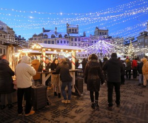 epa09657371 People visit Christmas market stands next to an ice rink at the Old Town Square in Warsaw, Poland, 26 December 2021, on the second day of the Christmas holidays.  EPA/PAWEL SUPERNAK POLAND OUT