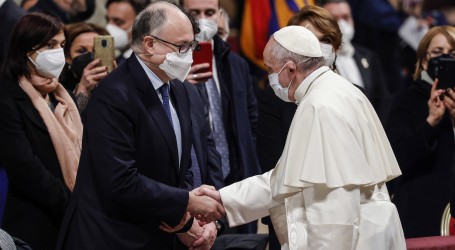 Papa prisustvovao tradicionalnoj večernjoj misi, ali je nije predvodio