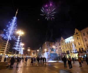 31.12.2020., Zagreb - Trg bana josipa Jelacica na kojem je zbog koronavirusa otkazan docek Nove godine posjetili su poneki gradjani. Pgoto: Marko Lukunic/PIXSELL