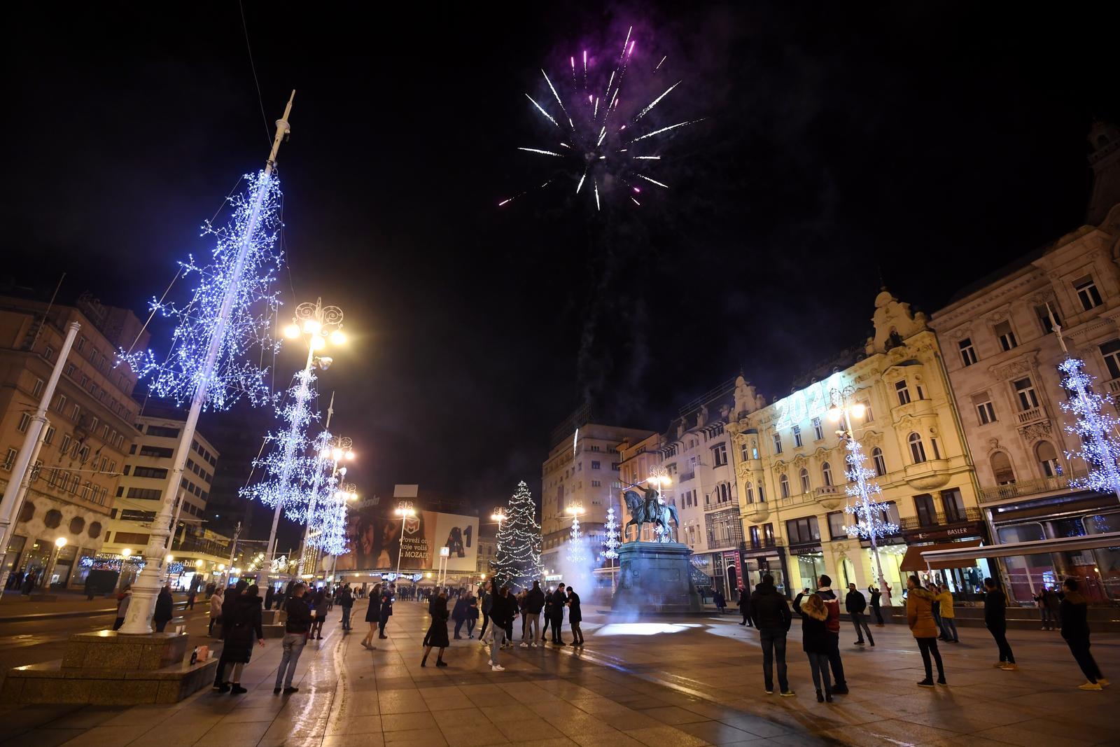 31.12.2020., Zagreb - Trg bana josipa Jelacica na kojem je zbog koronavirusa otkazan docek Nove godine posjetili su poneki gradjani. Pgoto: Marko Lukunic/PIXSELL