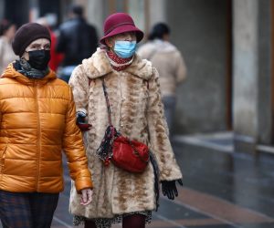 02.12.2021., Sarajevo, Bosna i Hercegovina - Unatoc pojavljivanju novih sojeva virusa i pogorsanju epidemioloske slike, veliki broj gradjana ne nosi maske na ulicama.