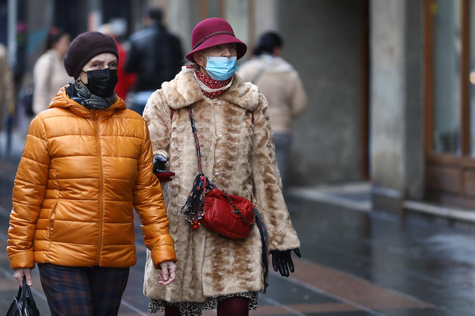 02.12.2021., Sarajevo, Bosna i Hercegovina - Unatoc pojavljivanju novih sojeva virusa i pogorsanju epidemioloske slike, veliki broj gradjana ne nosi maske na ulicama.