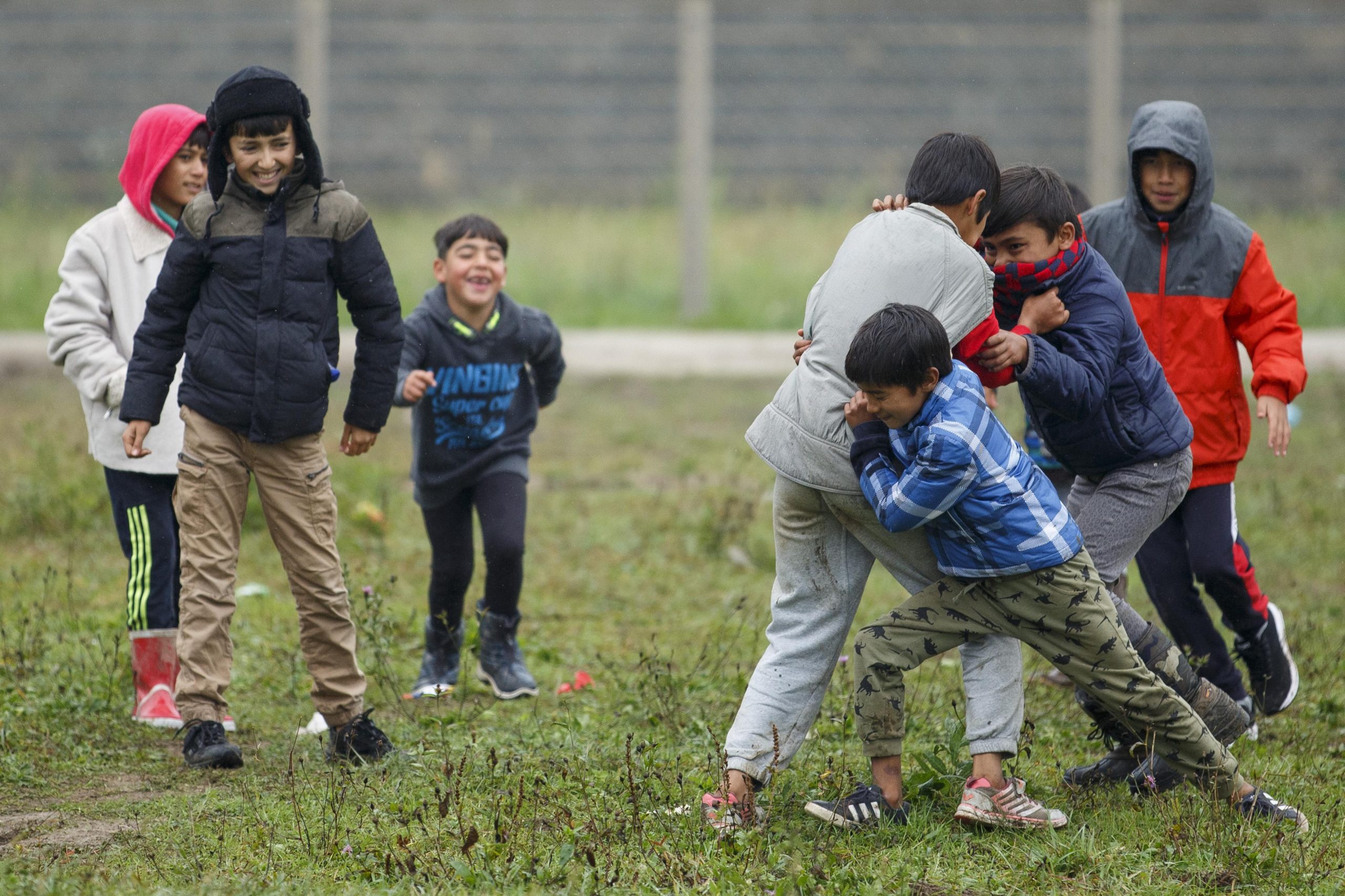 11.10.2021., Velika Kladusa, Bosna i Hercegovina - Stotine migranata, najvise porodice sa djecom nalazi se u novoformiranom improvizovanom satorskom naselju u blizini Velike Kladuse, svega nekoliko kilometara od granice sa Hrvatskom. Svi oni odbijaju ulazak u migrantske centre i u nadi iscekuju ljepse vrijeme pa da jos jednom pokusaju preci granicu i ostvare cilj odlaska u zemlje Evropske unije. Mnogi od njih su nekoliko puta pokusali preci granicu, te su nakon susreta sa granicnom policijom vraceni isprebijani i goli. U kampu nema niti jedna agencija ili organizacija koja pomaze ovim migrantima. Njih oko 300 spava na otvorenom, gdje se jutarnje temperature krecu oko 0 stepeni.