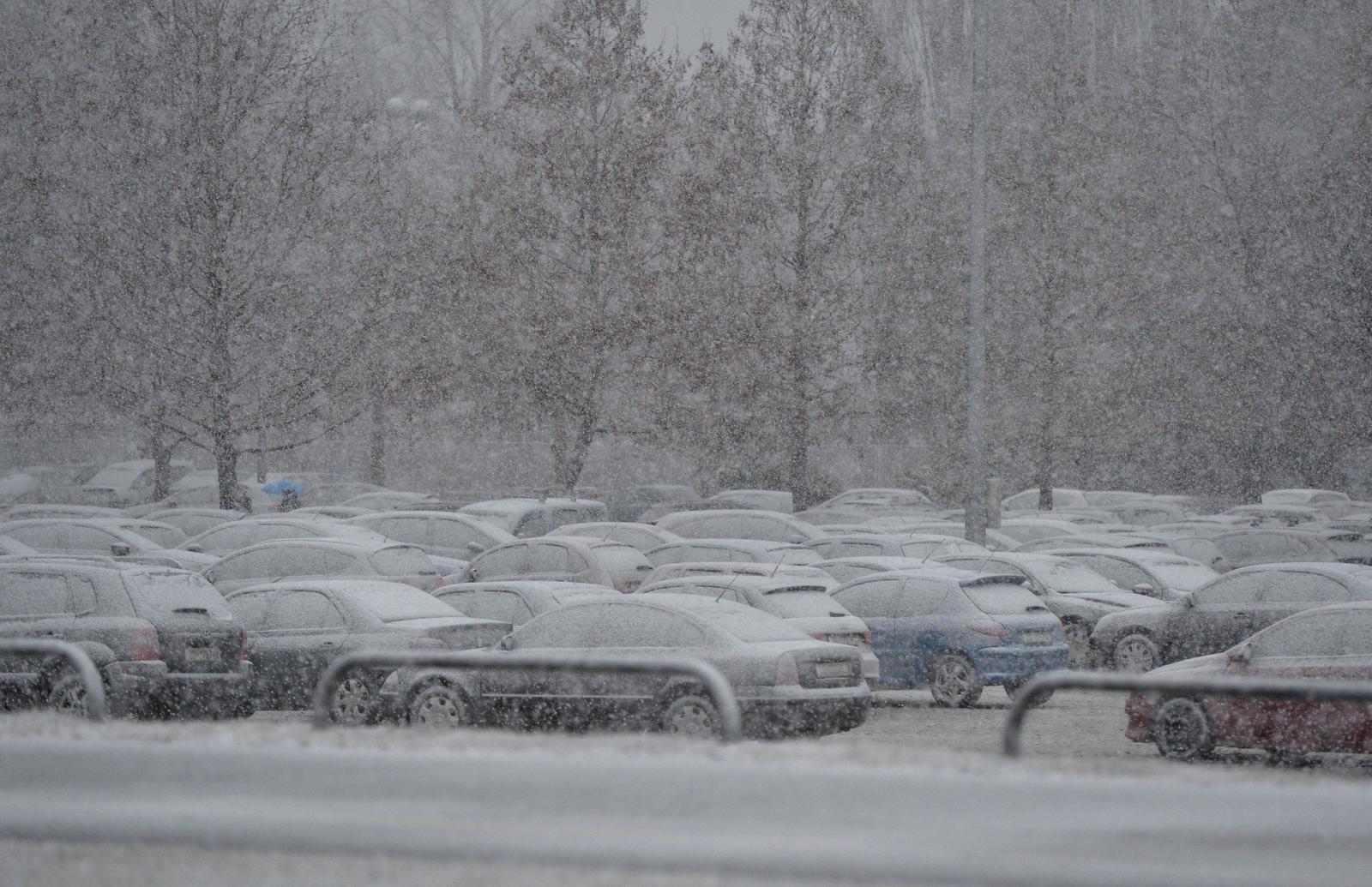 13.01.2017., Zagreb - U poslijepodnevnim satima na podrucju grada poceo je padati snijeg. Nekoliko sati prije bilo je suncano, nakon cega je uslijedila kisa pracena jakim vjetrom, a temperatura se spustila za nekoliko stupnjeva. 
Photo: Marko Lukunic/PIXSELL