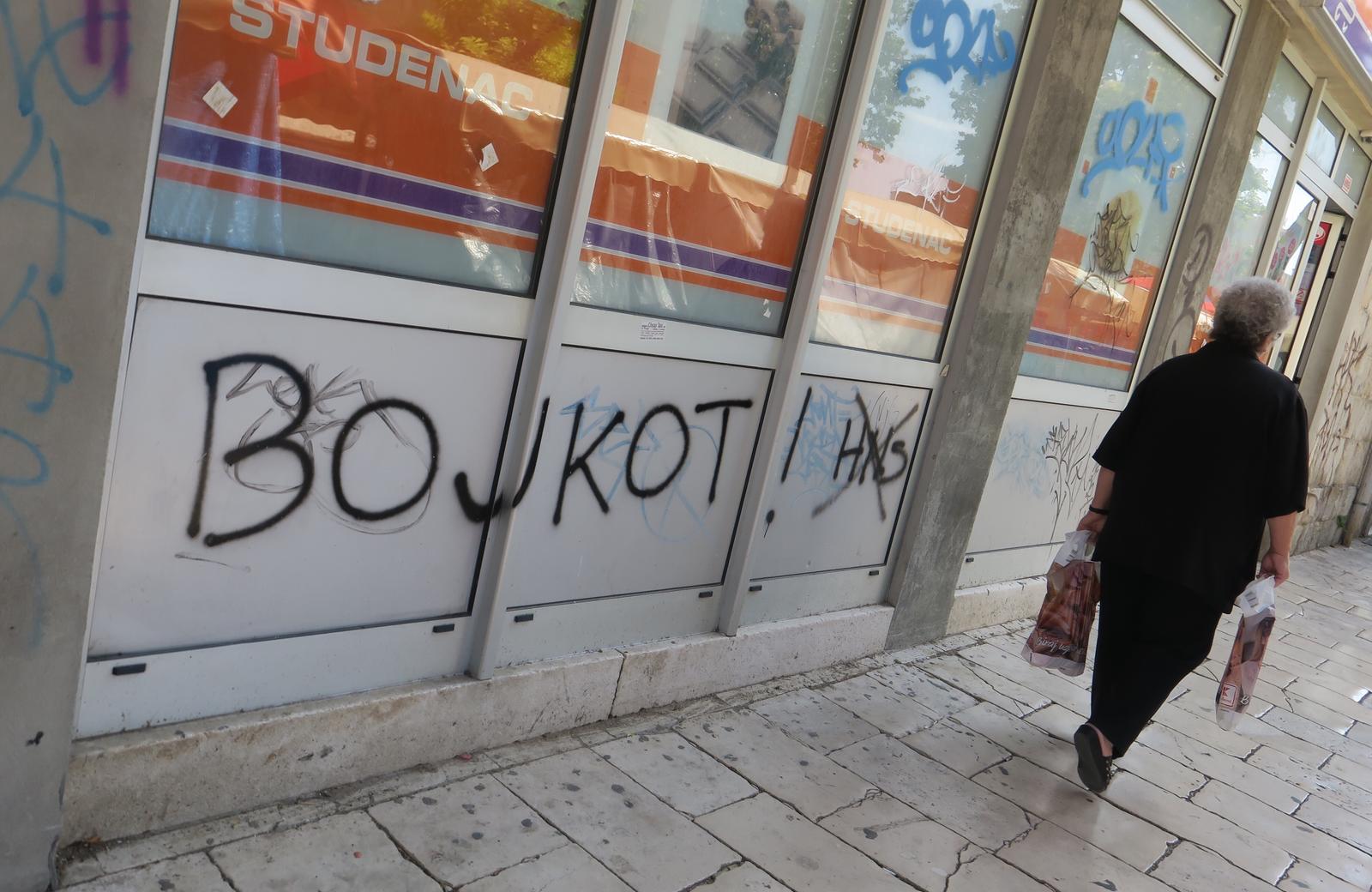 20.06.2018., Split - Zidovi po gradu isarani grafitima kojima neznani autor zeli "smrt pandurima i pederima" te porucuje kako "mrzi repku, A.C.A.B." i poziva na "bojkot HNS-a". 

Photo: Ivo Cagalj/PIXSELL