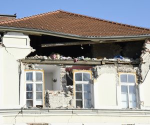 23.02.2021., Sisak - U potresu koji je 29.12.2020. pogodio Sisak sruseno je dosta zabatnih zidova na kucama od kojih jos mnogi nisu sanirani.
Photo: Nikola Cutuk/PIXSELL