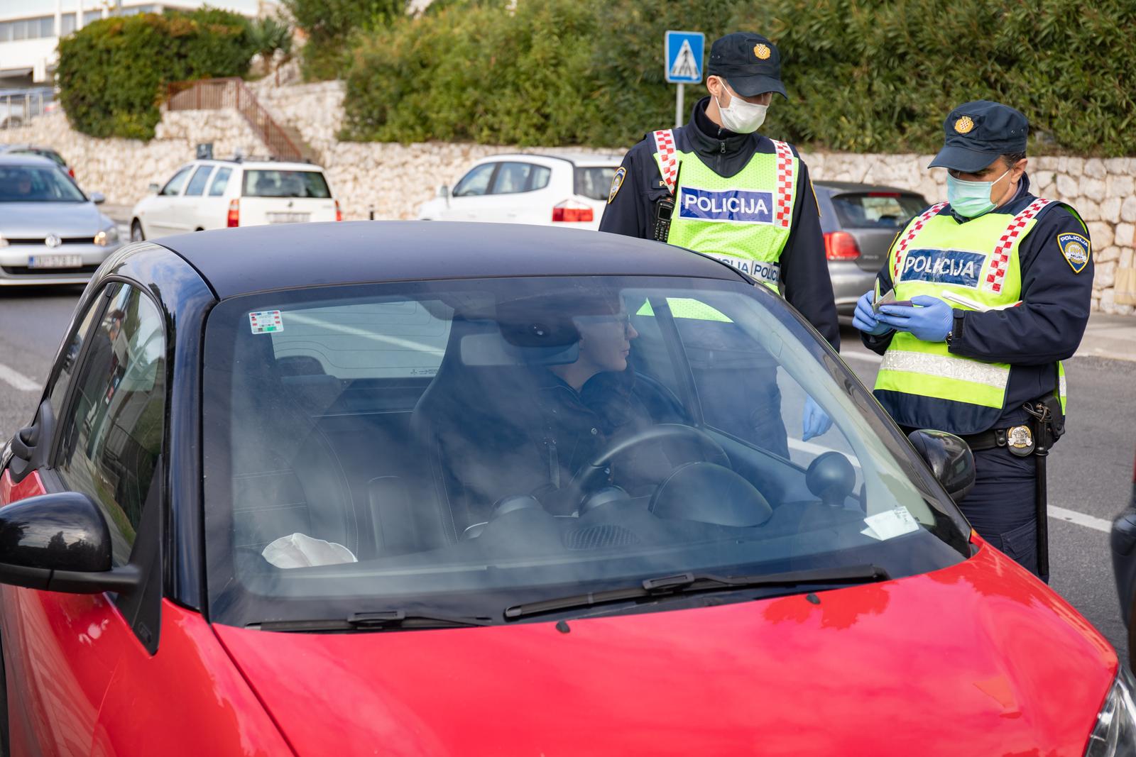 23,12,2020., Ulica Iva Vojnovica, Dubrovnik - U okviru akcije policijski sluzbenici provode pojacani nadzor vozila i vozaca usmjeren na sprecavanje i sankcioniranje najtezih prometnih prekrsaja koji nerijetko dovode do najtezih stradavanja u prometu, a to su prije svega prekrsaji voznje pod utjecajem alkohola, nepostivanje dopustene brzine kretanja vozila, nekoristenje sigurnosnog pojasa i nepropisna uporaba mobitela tijekom voznje. Akciji se na podrucju Dubrovnika pridruzio i poznati dubrovacki glumac Branimir Vidic – Flika koji je danas ispred hotela Lero, zajedno s nacelnikom Policijske uprave Ivanom Pavlicevicem, vozacima koji u sklopu prometne kontrole nisu bili zateceni u prometnom prekrsaju, urucio prigodni poklon.  
Photo: Grgo Jelavic/PIXSELL