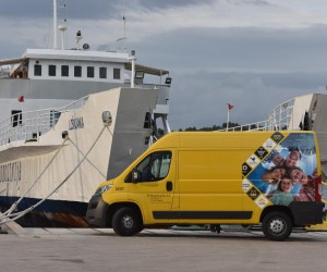 27.10.2020., Sibenik - Hrvatska posta vrsi dostavu posiljki i poste tijekom jutra na sibenske otoke.rPhoto: Hrvoje Jelavic/PIXSELL