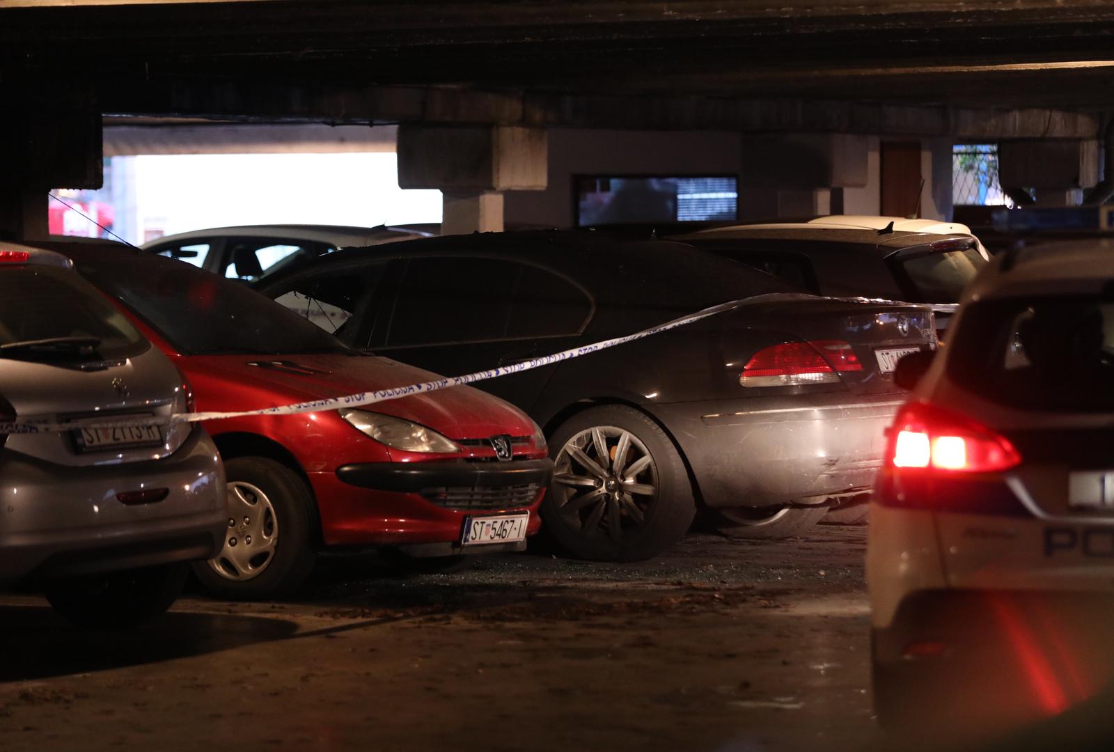 29.12.2021., Split - Tijekom noci ponovo su gorjela vozila u garazi na Pujankama. Policija osigurva mjesto pozara do pocetka ocevida. Photo: Ivo Cagalj/PIXSELL