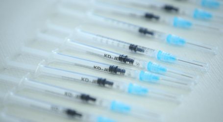 BioNTech i Pfizer objavili da tri doze njihovog cjepiva neutraliziraju omikron