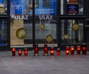 30.11.2021., Split - Zapaljene svijece pred ulazom u trgovacki centar Lidl u kojem je muskarac tijekom dana nozem ubio zaposlenicu. Photo: Miroslav Lelas/PIXSELL