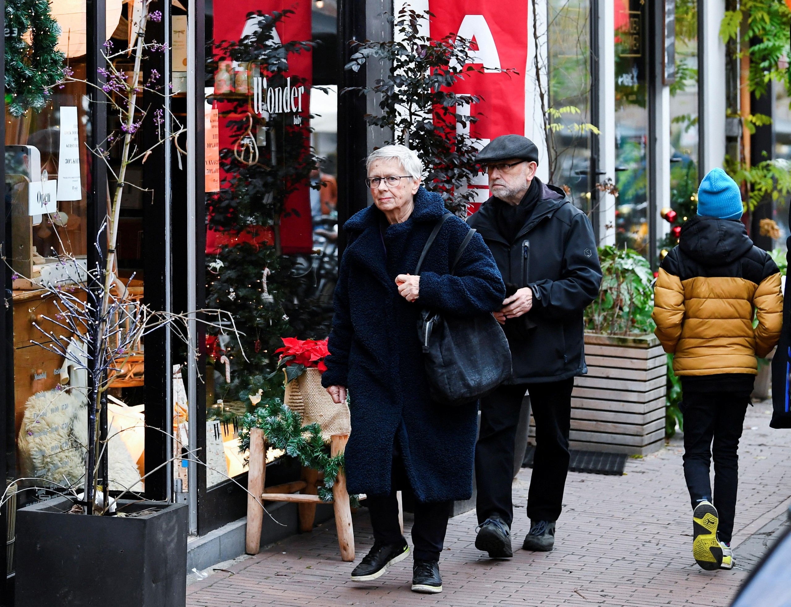 People do their Christmas shopping before the Dutch government's expected announcement of a "strict" Christmas lockdown to curb the spread of the Omicron coronavirus variant, in the city centre of Nijmegen, Netherlands December 18, 2021. REUTERS/Piroschka van de Wouw