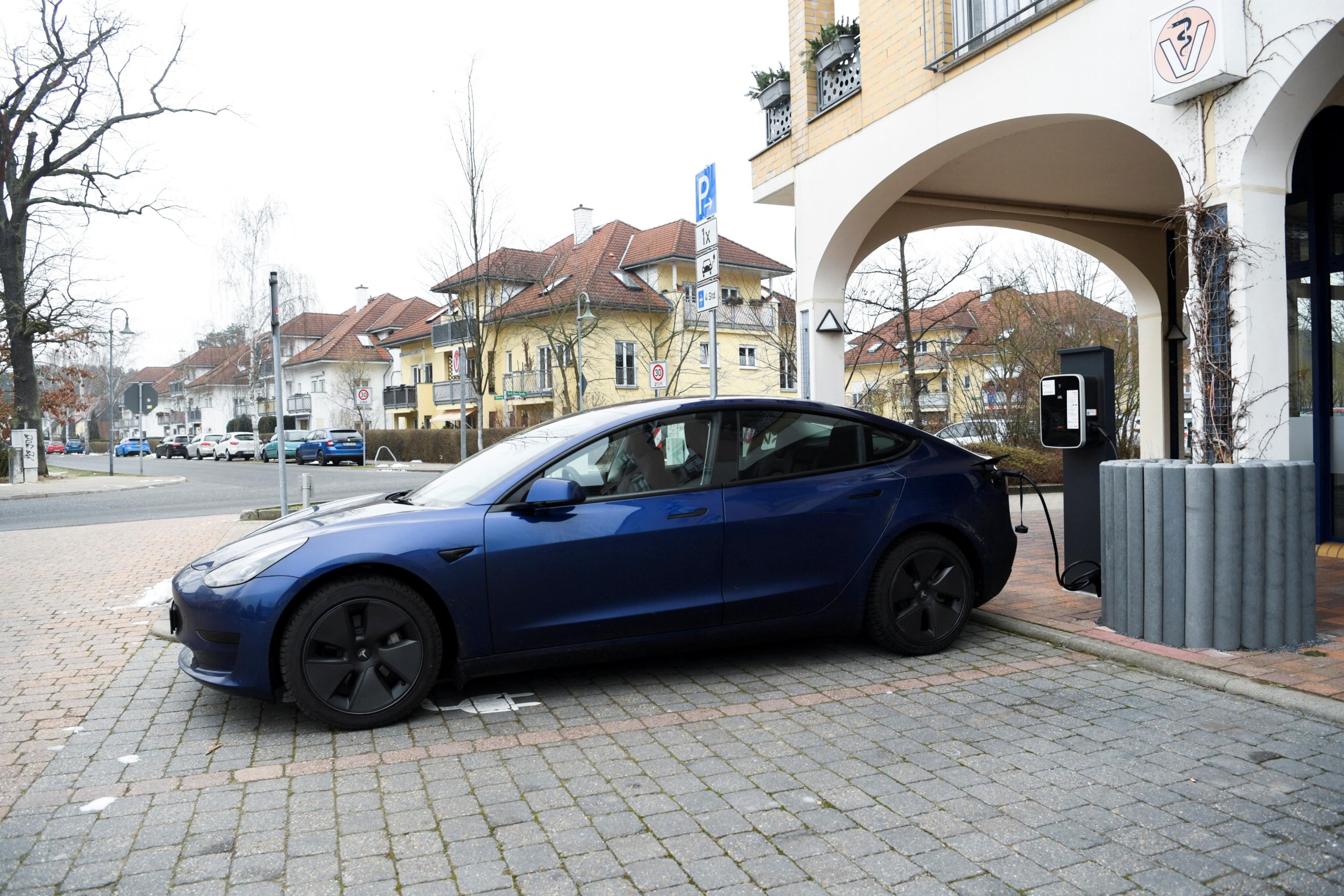 A Tesla electric car stands on a charging station at the market place in Gruenheide, near Berlin, Germany, December 28, 2021. REUTERS/Annegret Hilse Photo: Annegret Hilse/REUTERS