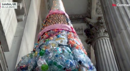 London: Vincent Keaveny otkrio božićno drvce od velike nakupine otpada