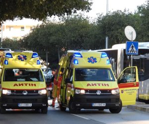 20.10.2021., Split - U kratkom vremenu tri vozila hitne pomoci projurila su Vukovarskom ulicom s upaljenim sirenama. Dvije su pored Pujanki na cesti intervenirale zbog ozlijedjene osobe a treca je produzila na obliznje Mejase