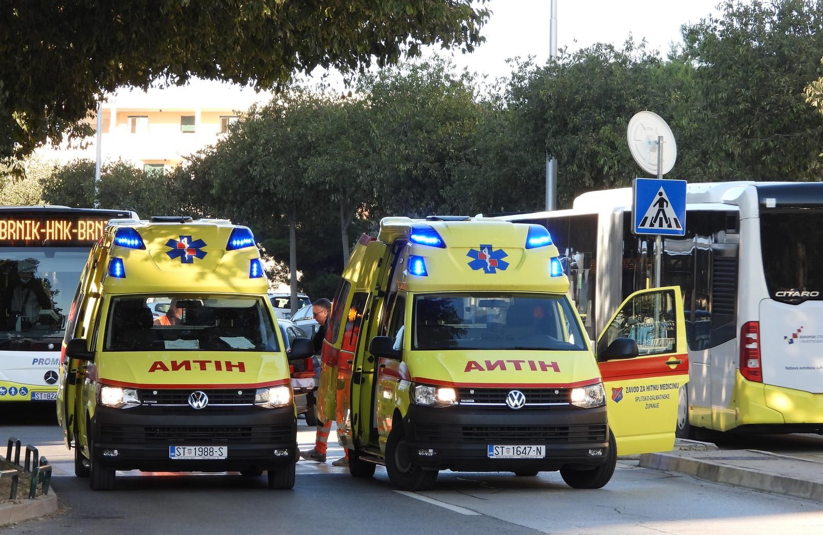 20.10.2021., Split - U kratkom vremenu tri vozila hitne pomoci projurila su Vukovarskom ulicom s upaljenim sirenama. Dvije su pored Pujanki na cesti intervenirale zbog ozlijedjene osobe a treca je produzila na obliznje Mejase