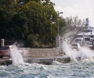 08.02.2021., Zadar - Jaka tramontana stvarala je visoke valove koji su 'prali' vozila na Trpimirovoj obali.
Photo: Dino Stanin/PIXSELL