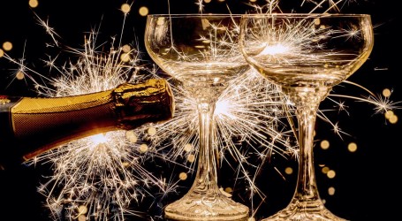 Skupocjeno pjenušavo piće s finesama: Kako je šampanjac postao pravi izbor za novogodišnju noć
