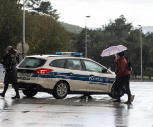 05.12.2021., Split - Uslijed obilne kise poplavila je Ulica Sedam Kastela. Policija regulira promet dok se voda ne povuce.