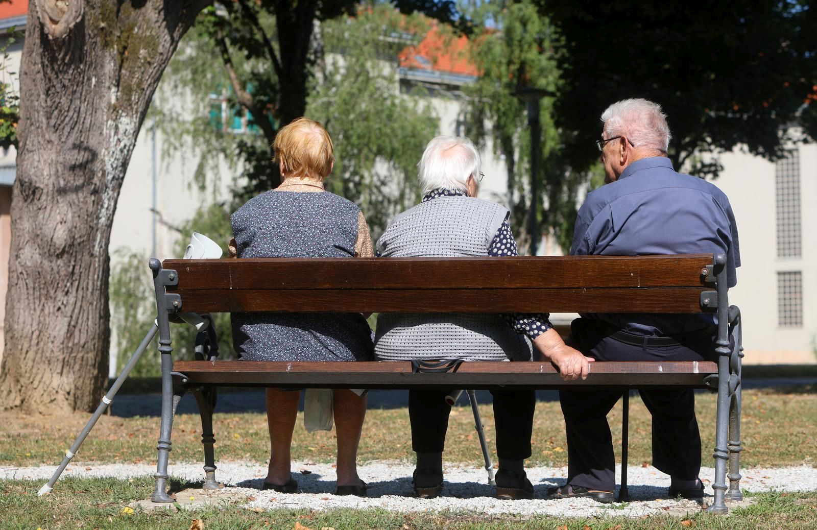 18.08.2021., Karlovac - Umirovljenici odmaraju u parku. 
Photo: Kristina Stedul Fabac/PIXSELL