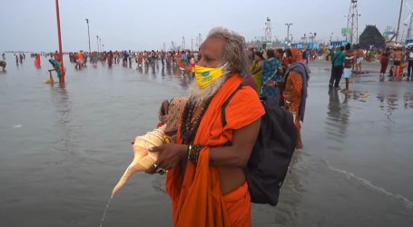 Na obrednom kupanju u rijeci Ganges tisuće hodočasnika, ipak manje nego inače