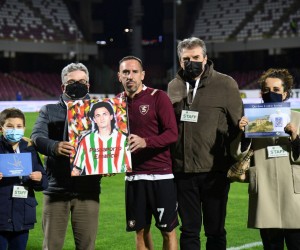 epa09647454 Salernitana’s Franck Ribery (C) is awarded by the Polito Association for the 12th edition of the Andrea Fortunato Award during the Italian Serie A soccer match US Salernitana vs FC Inter at the Arechi stadium in Salerno, Italy, 17 December 2021.  EPA/MASSIMO PICA