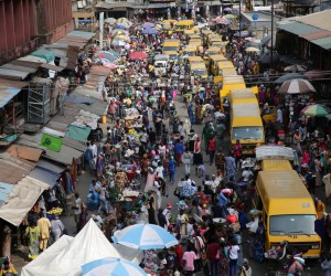 epa09656055 People crowd a street in Isale-Eko market, Lagos Island district in Lagos, Nigeria, 24 December 2021. As Christmas approaches, people shop for goods, clothes, and other items along a street in Ilsale-Eko, a day before Christmas.  EPA/Akintunde Akinleye