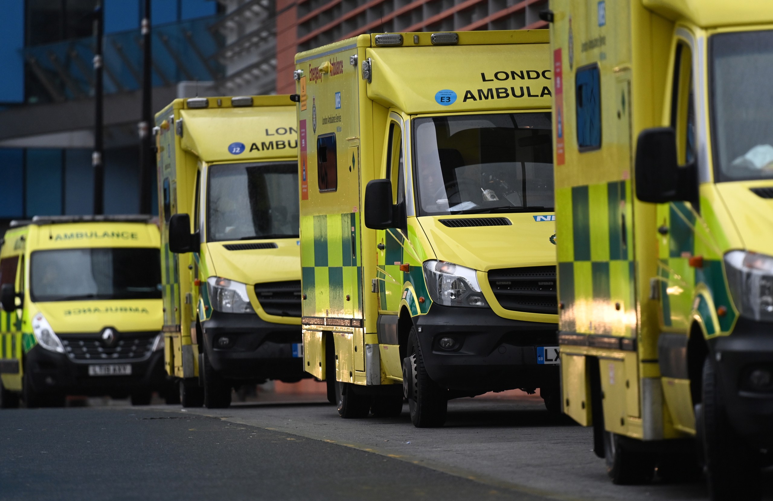 epa09657855 Ambulances outside the Royal London hospital in London, Britain, 27 December 2021. The UK government is expected to announce if further Covid restrictions will be required to curb the spread of the Omicron variant. British Prime Minister Boris Johnson is to receive new data from scientists. Pubs and restaurants are most at risk if further restrictions are implemented.  EPA/ANDY RAIN