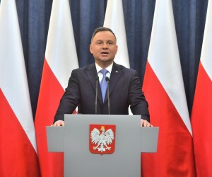 epa09657812 Polish President Andrzej Duda speaks during a press conference at the Presidential Palace in Warsaw, Poland, 27 December 2021. Polish President Andrzej Duda has vetoed a new media law on 27 December that the Polish lower house of parliament (Sejm) passed on 18 December. The president has sent the bill back to parliament to rewrite it. The new regulations, which would have required non-European Economic Area media owners to sell their majority stakes in Polish media companies and caps their ownership level at 49 percent, which would have affected TVN television station, which is owned by US media giant Discovery.  EPA/Andrzej Lange POLAND OUT
