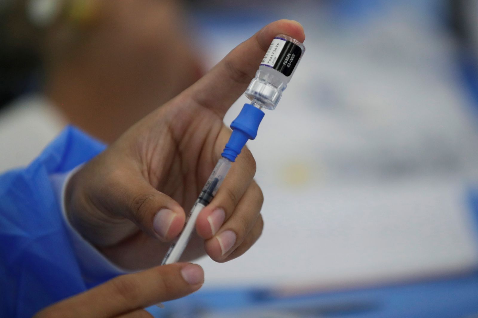 epa09660553 A health worker prepares to inject a dose of Covid-19 vaccine during a vaccination drive at the Albrook Mall in Panama City, Panama, 29 December 2021 (issued 30 December 2021). According to Dr. Eduardo Ortega-Barria, head of the National Secretariat of Science, Technology and Innovation (Senacyt), even though the Covid-19 vaccination is widely accepted throughout Panama, the country will face a critical period at the beginning of 2022 due to the rapid spread of the coronavirus Omicron variant of concern.  EPA/Bienvenido Velasco