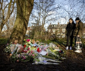 epa09664746 People lay flowers at the site where the body of a 14-year-old girl was found, Leiden, Netherlands, 03 January 2022. A 32-year-old man was arrested in connection with the death of the a 14-year-old girl whose body was found on New Year's Eve and her death is suspected to be a crime.  EPA/ROBIN VAN LONKHUIJSEN