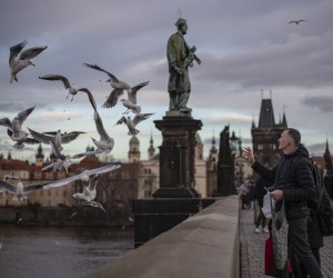 epa09664912 A man feeds gulls on Charles Bridge in Prague, Czech Republic, 03 January 2022.  Since the start of the pandemic in the Czech Republic March 2021, tests have confirmed more than 2,483,762 new cases of Covid-19. So far, 36,255 people have died with Covid-19, according to Czech Health Ministry.  EPA/MARTIN DIVISEK