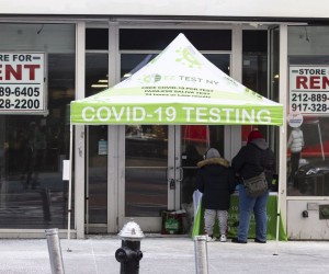 epa09666594 People wait in line to tested for COVID-19 at a testing tent on a sidewalk in front of an empty retail storefront in the Midtown neighborhood of New York, New York, USA, 04 January 2022. The COVID-19 positivity rate in New York City is reportedly at 33%.  EPA/JUSTIN LANE