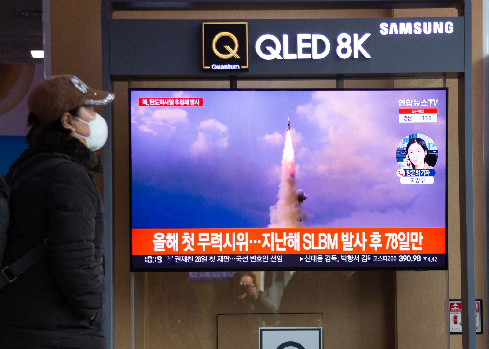 epa09666999 A man watchs the news at a station in Seoul, South Korea, 05 January 2022. According to South Korea's Joint Chiefs of Staff (JCS),  North Korea fired a unidentified ballistic missile toward the East Sea.  EPA/JEON HEON-KYUN