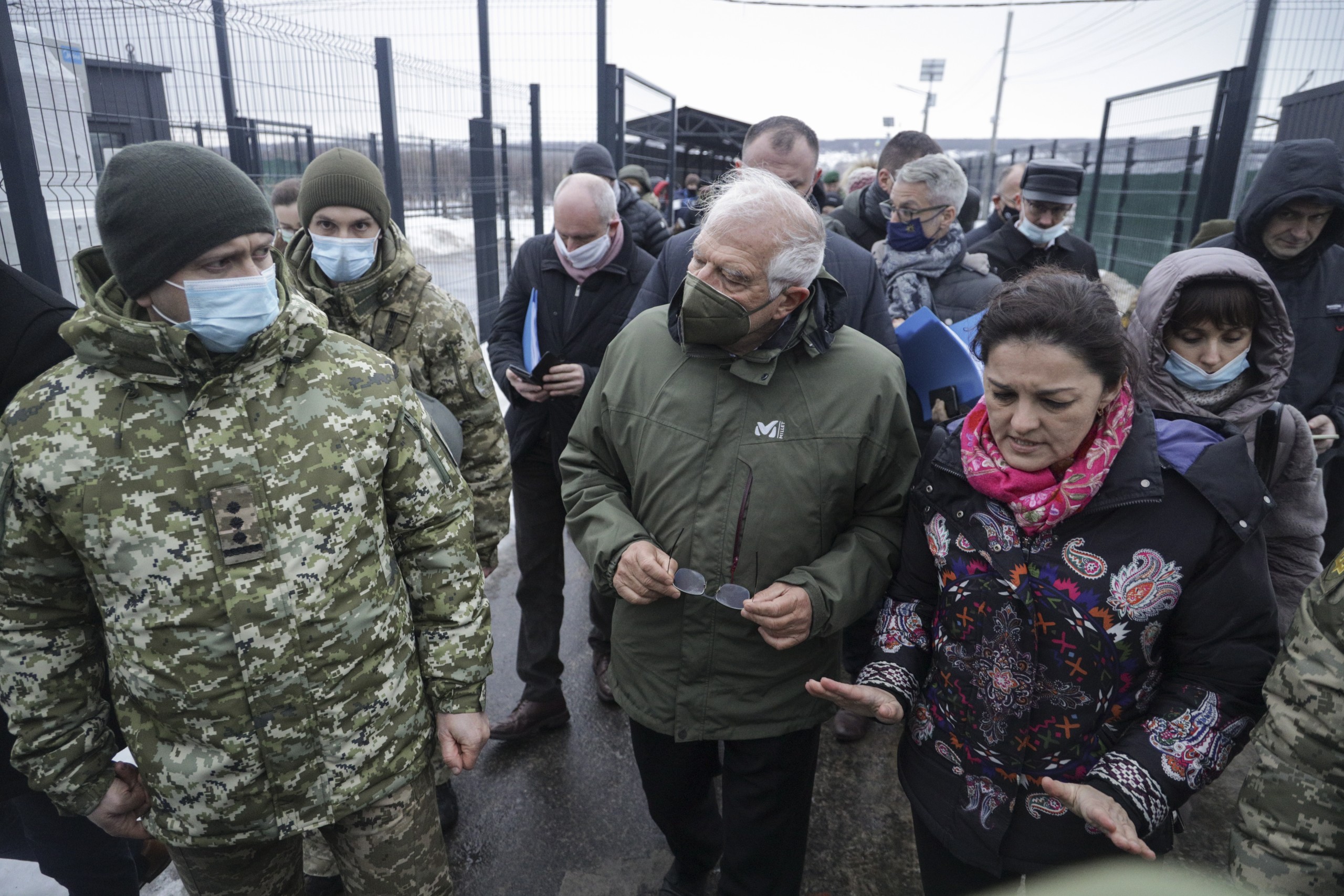epa09667910 European Union foreign policy chief Josep Borrell (C) speaks with Ukrainian servicemen during his visit to the 'Stanitsa Luganskaya' border crossing between Ukraine and territory controlled by pro-Russian militants in the Luhansk area, Ukraine, 05 January 2022. Josep Borrell, High Representative of the European Union for Foreign Affairs and Security Policy, together with Ukrainian Foreign Minister Dmytro Kuleba visit the war zone in Eastern Ukraine amid increasing Russian military power on the Ukraine-Russian border.  EPA/STANISLAV KOZLIUK