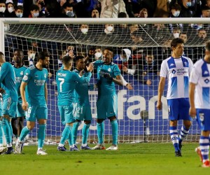 epa09668583 Real Madrid's Brazilian defender Eder Militao (C) celebrates with teammates after scoring the 0-1 goal during the Spanish King's Cup round of 32 match between CD Alcoyano and Real Madrid at Estadio El Collao, in Alcoy, eastern Spain, 05 January 2022.  EPA/Manuel Lorenzo