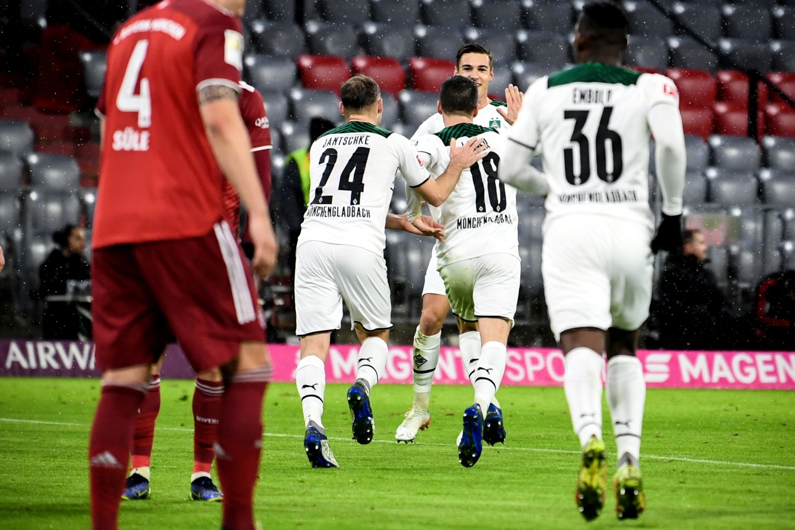 epa09672439 Moenchengladbach's Stefan Lainer (C) celebrates with his teammates after scoring the 2-1 lead during the German Bundesliga soccer match between FC Bayern Muenchen and Borussia Moenchengladbach in Munich, Germany, 07 January 2022.  EPA/PHILIPP GUELLAND CONDITIONS - ATTENTION: The DFL regulations prohibit any use of photographs as image sequences and/or quasi-video.