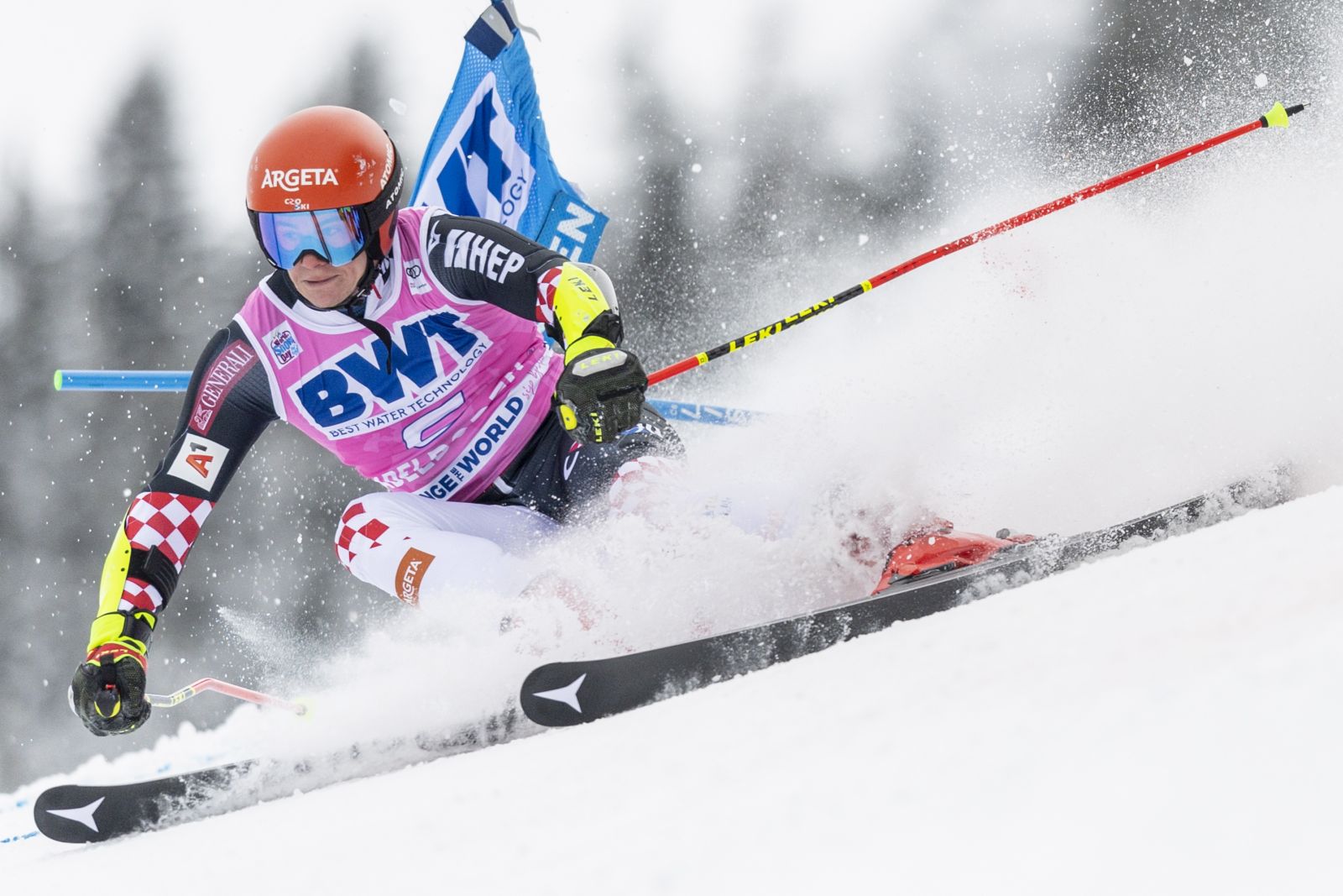 epa09672941 Filip Zubcic of Croatia in action in action during the first run of the men's giant slalom race at the Alpine Skiing FIS Ski World Cup in Adelboden, Switzerland, 08 January 2022.  EPA/ANTHONY ANEX