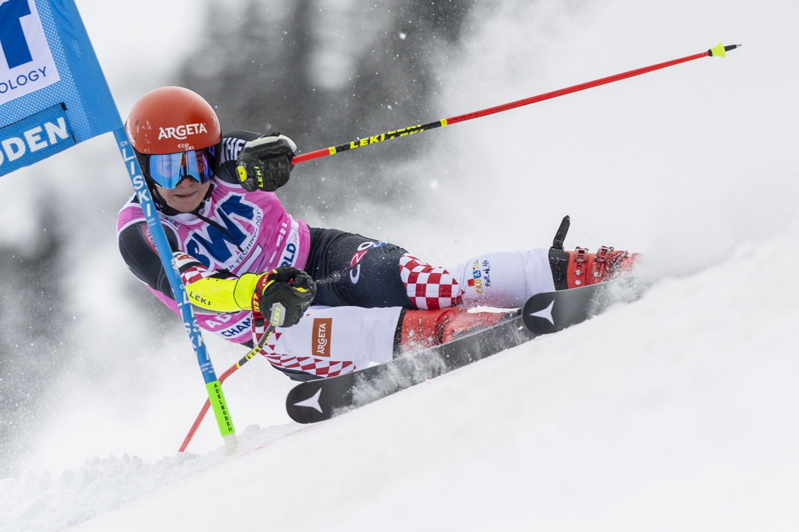 epa09672939 Filip Zubcic of Croatia in action in action during the first run of the men's giant slalom race at the Alpine Skiing FIS Ski World Cup in Adelboden, Switzerland, 08 January 2022.  EPA/ANTHONY ANEX