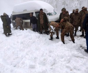 epa09673011 A handout photo released by Pakistan's Inter Services Public Relations (ISPR) shows Pakistani army soldiers taking part in rescue works after 16 tourists died amid heavy snowfall in Murree, Pakistan, 08 January 2022. At least 16 people were killed in Murree and the government deployed the Pakistan Army to rescue stranded tourists amid heavy snowfall incidents. The Pakistan Meteorological Department  (PDM) said that a strong westerly wave was affecting most parts of the country and may persist until 09 January  EPA/INTER SERVICES PUBLIC RELATIONS -- BEST QUALITY AVAILABLE -- HANDOUT EDITORIAL USE ONLY/NO SALES