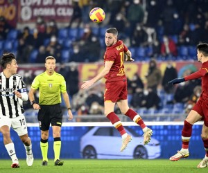 epa09676062 Roma's Jordan Veretout (C) in action during the Italian Serie A soccer match between AS Roma and Juventus FC at the Olimpico stadium in Rome, Italy, 09 January 2022.  EPA/RICCARDO ANTIMIANI