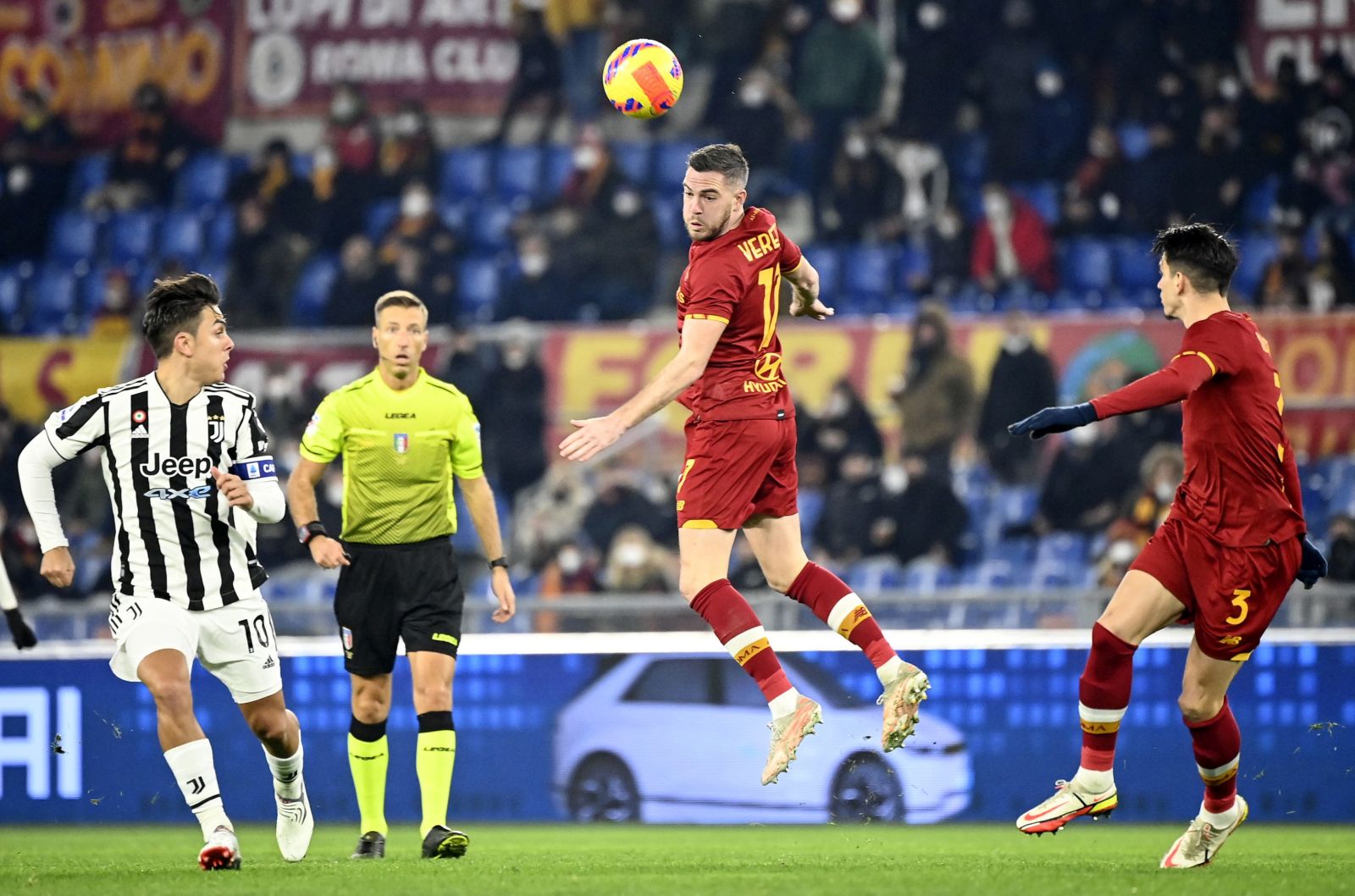 epa09676062 Roma's Jordan Veretout (C) in action during the Italian Serie A soccer match between AS Roma and Juventus FC at the Olimpico stadium in Rome, Italy, 09 January 2022.  EPA/RICCARDO ANTIMIANI