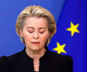 epa09678378 European Commission President Ursula von der Leyen prepares to make a statement, regarding the death of European Parliament President David Sassoli, at EU headquarters in Brussels, Belgium, 11 January 2022. David Sassoli, the Italian journalist who worked his way up in politics and became president of the European Union's parliament, died at a hospital in Italy early 11 January 2022 his spokesperson said.  EPA/OLIVIER MATTHYS / POOL