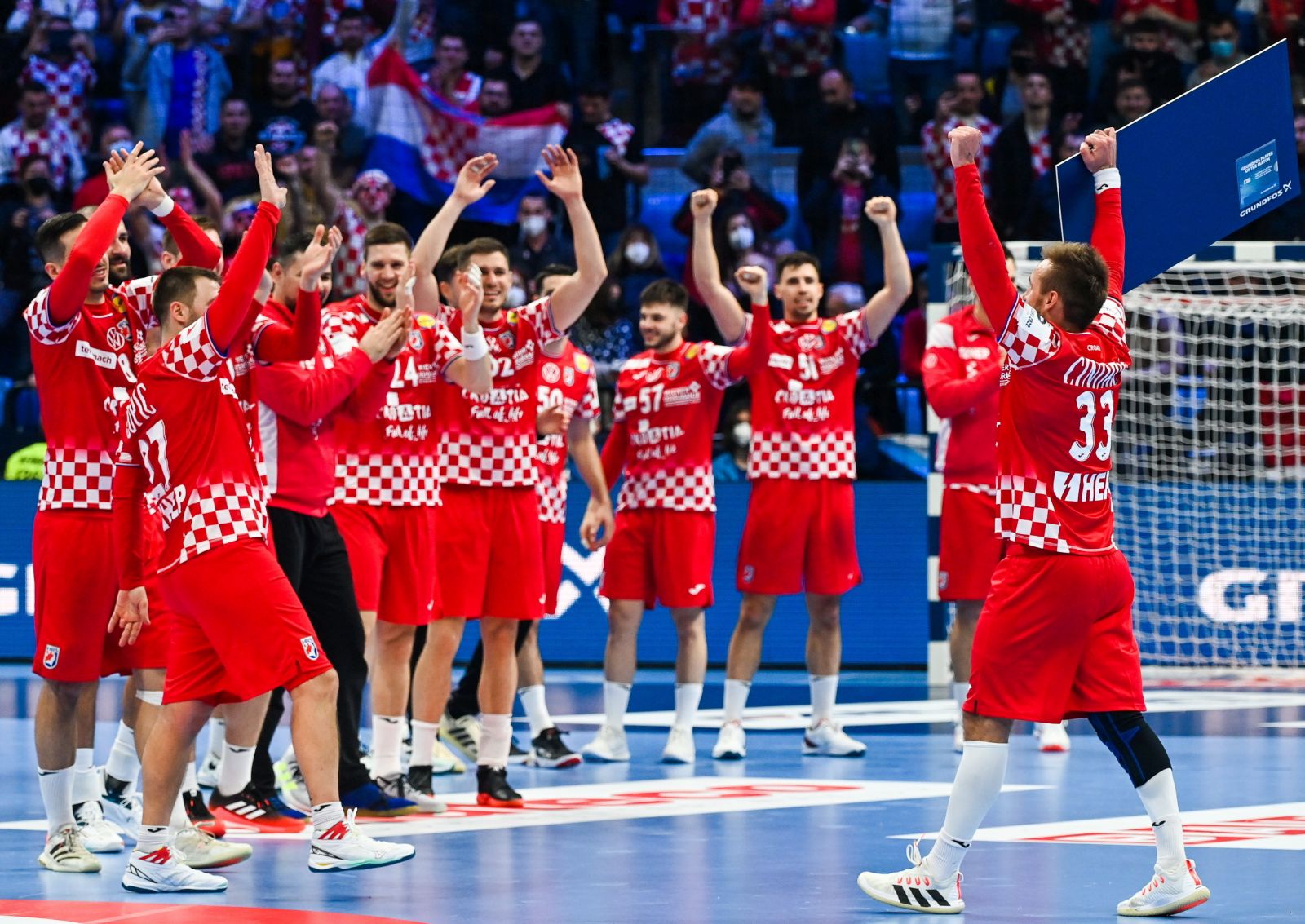 epa09688409 Players of Croatia celebrate after winning the Men's European Handball Championship Group C preliminary round match between Croatia vs Serbia at the Pick Arena in Szeged, Hungary, 15 January 2022.  EPA/Tibor Illyes HUNGARY OUT