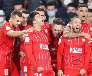 epa09688427 Sevilla's Alejandro 'Papu' Gomez (2-R) celebrates with teammates after scoring the 1-0 lead during the Spanish King's Cup round of 16 derby soccer match between Real Betis and Sevilla FC in Seville, Spain, 15 January 2022.  EPA/Jose Manuel Vidal