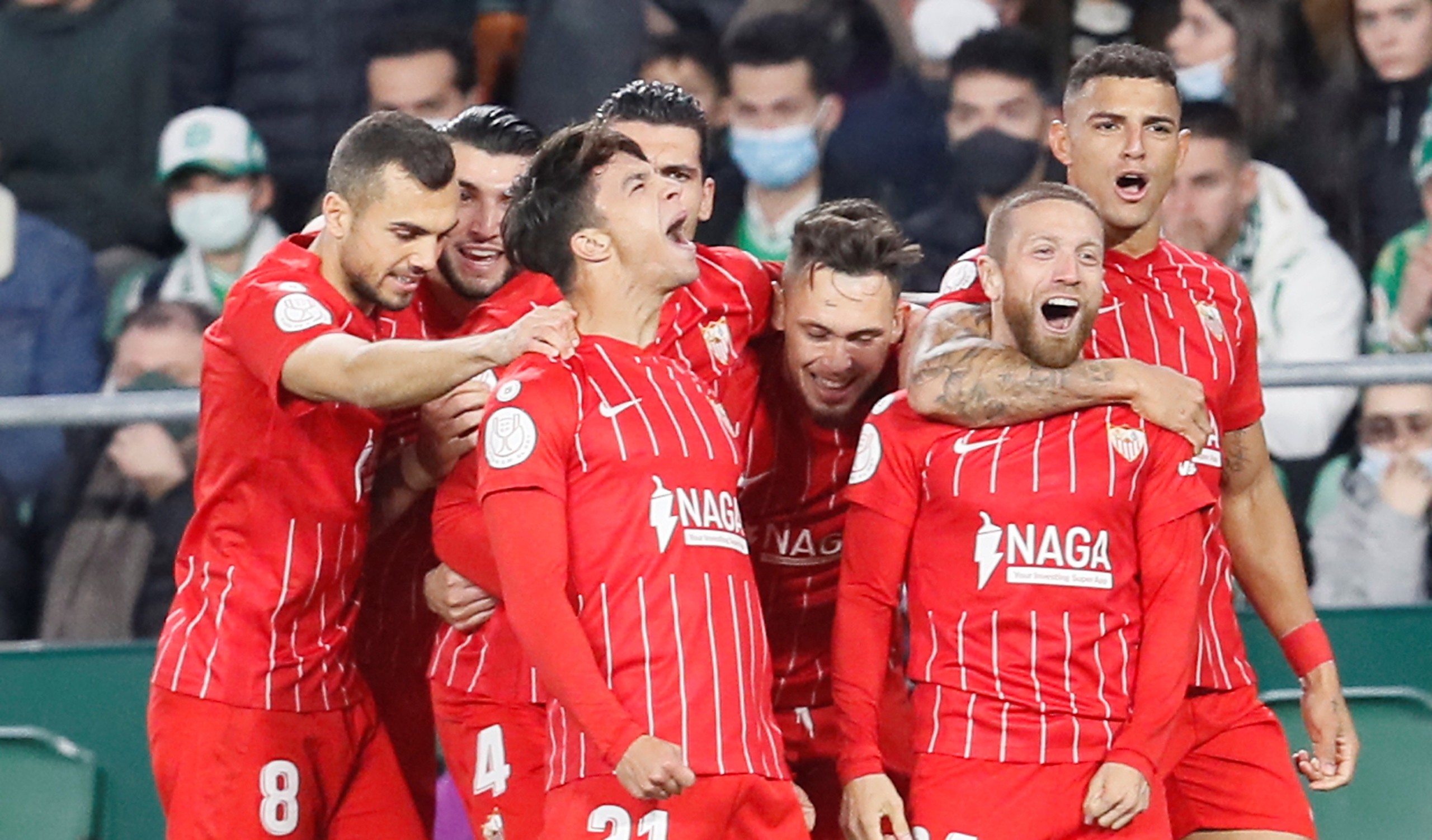 epa09688427 Sevilla's Alejandro 'Papu' Gomez (2-R) celebrates with teammates after scoring the 1-0 lead during the Spanish King's Cup round of 16 derby soccer match between Real Betis and Sevilla FC in Seville, Spain, 15 January 2022.  EPA/Jose Manuel Vidal