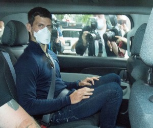 epa09688461 Serbian tennis player Novak Djokovic (C) departs from the Park Hotel government detention facility before attending a court hearing at his lawyers office in Melbourne, Australia, 16 January 2022. Novak Djokovic still faces uncertainty as to whether he can compete in the Australian Open, despite being announced in the tournament draw.  EPA/JAMES ROSS NO ARCHIVING AUSTRALIA AND NEW ZEALAND OUT