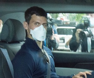 epa09688461 Serbian tennis player Novak Djokovic (C) departs from the Park Hotel government detention facility before attending a court hearing at his lawyers office in Melbourne, Australia, 16 January 2022. Novak Djokovic still faces uncertainty as to whether he can compete in the Australian Open, despite being announced in the tournament draw.  EPA/JAMES ROSS NO ARCHIVING AUSTRALIA AND NEW ZEALAND OUT