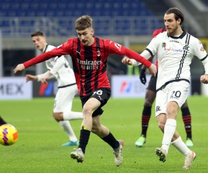 epa09691527 AC Milan’s Alexis Saelemaekers (L) challenges for the ball  Spezia’s Simone Bastoni during the Italian Serie A soccer match between AC Milan and Spezia at Giuseppe Meazza stadium in Milan, Italy, 17 January 2022.  EPA/MATTEO BAZZI